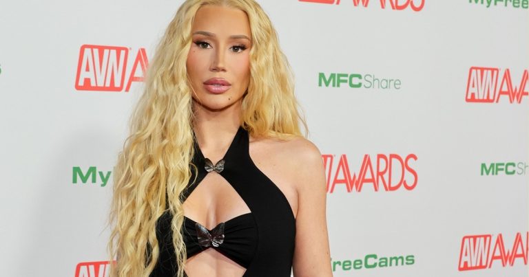 Iggy Azalea Stuns in Skirt With Unmissiably High Slit