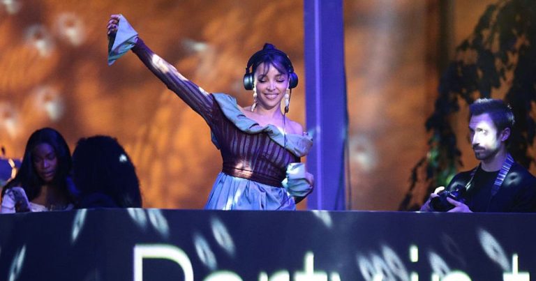 Tinashe Singing in Bikini Top & Micro Shorts Is the Definition of a Diva