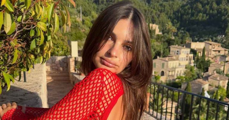 Emily Ratajkowski Elevates Abercrombie & Fitch Jeans With Plunging Top