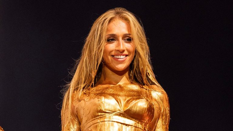 Tate McRae Dipped Herself in Gold at Lollapalooza 2026