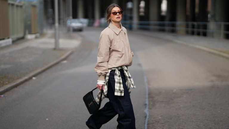 How to Style Barrel Jeans for Fall and Winter