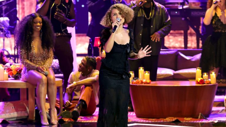 Why Does Raye Perform Without Shoes?