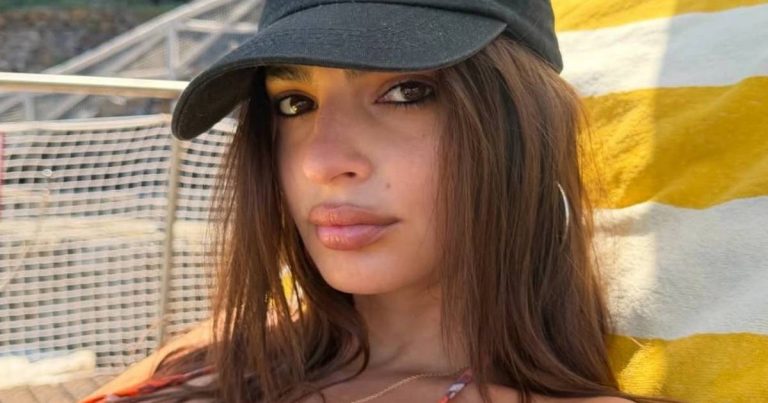 Emily Ratajkowski Is a ’90s Gal’ in Vivienne Westwood Micro Minidress