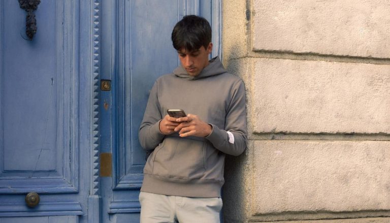 45 Best Tinder Bios For Guys + 6 Tips For Creating in 2026
